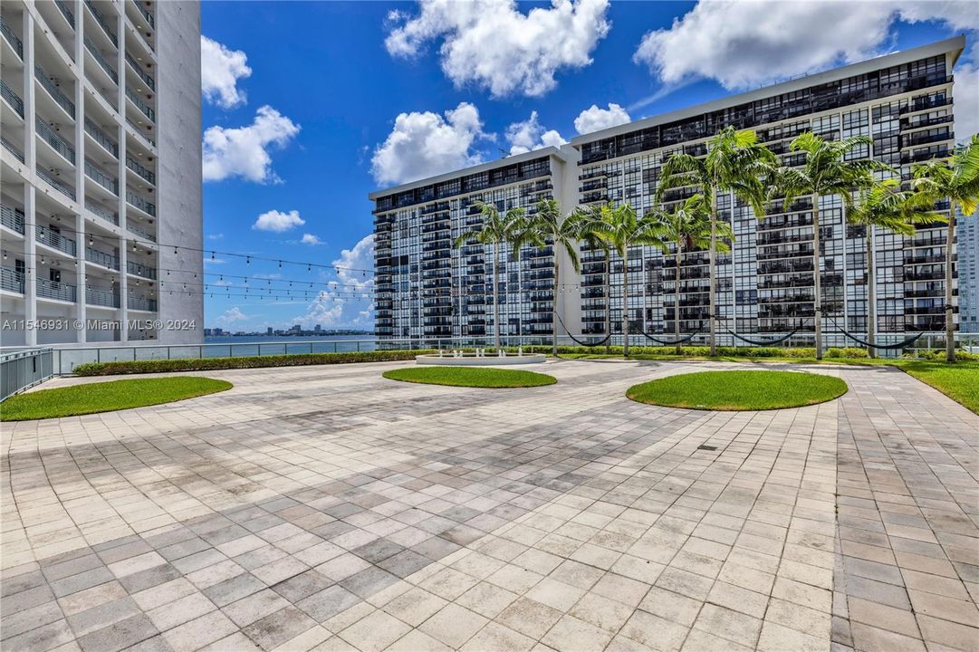 Recently Rented: $3,300 (1 beds, 1 baths, 773 Square Feet)