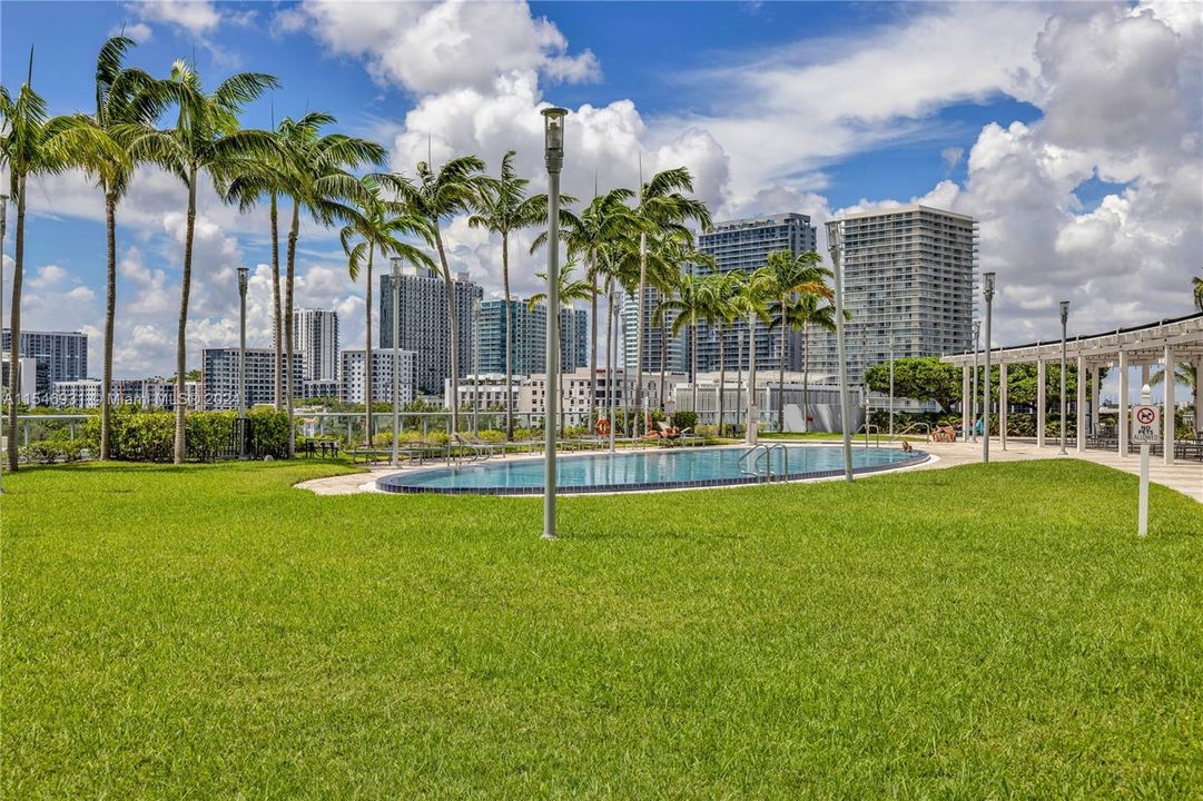 Recently Rented: $3,300 (1 beds, 1 baths, 773 Square Feet)