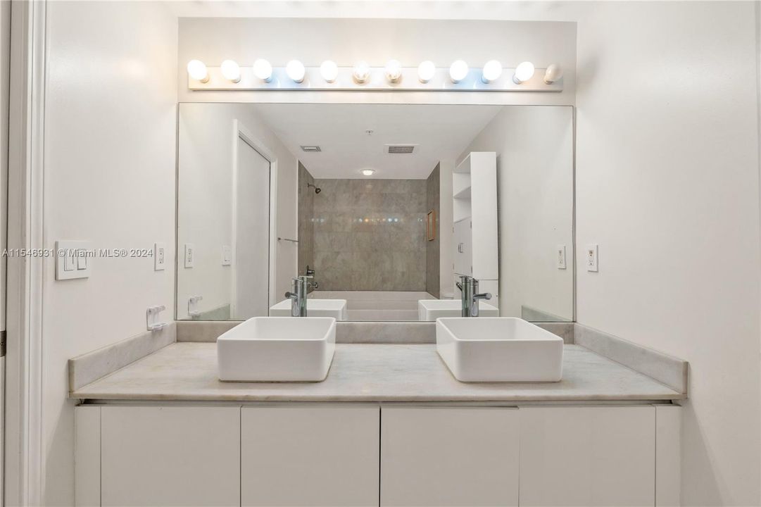 Recently Rented: $3,300 (1 beds, 1 baths, 773 Square Feet)