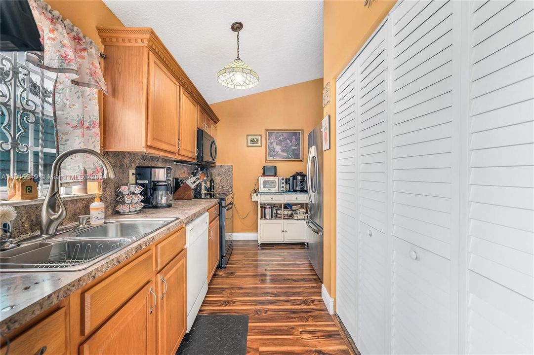 Active With Contract: $525,000 (3 beds, 2 baths, 1425 Square Feet)