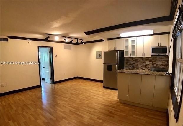 Recently Rented: $1,900 (1 beds, 1 baths, 0 Square Feet)