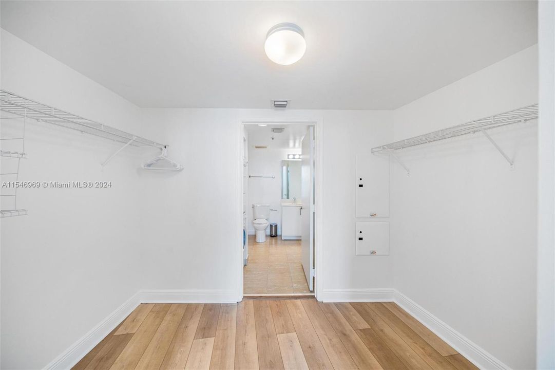 For Sale: $415,000 (1 beds, 1 baths, 791 Square Feet)