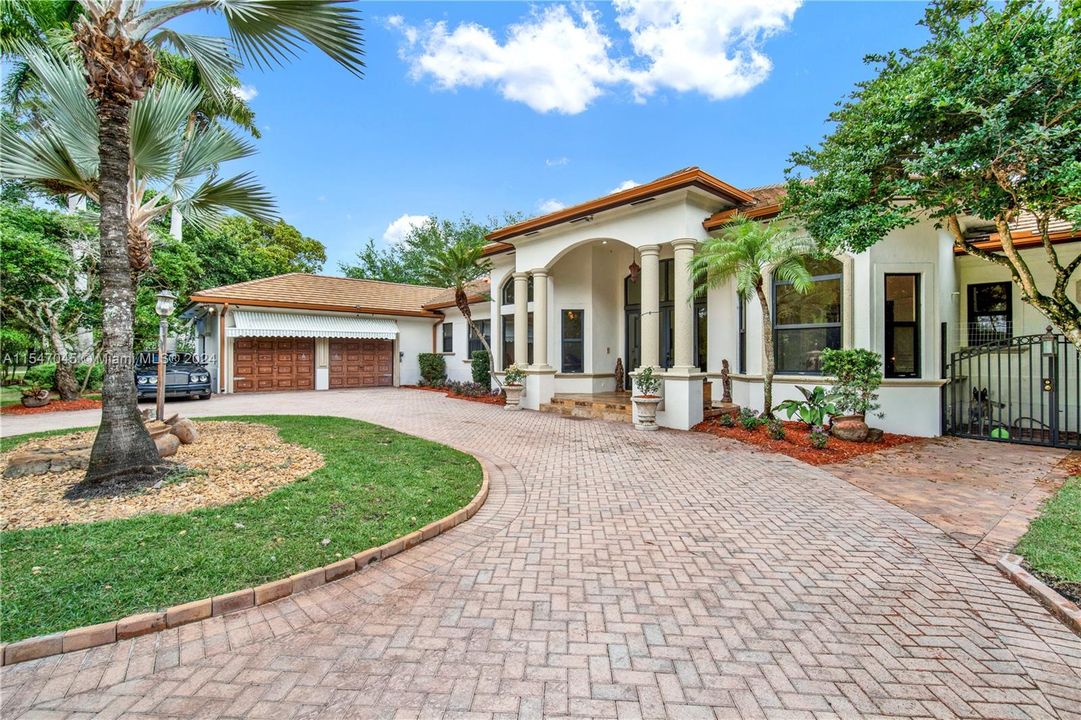 Recently Sold: $4,100,000 (5 beds, 4 baths, 4584 Square Feet)