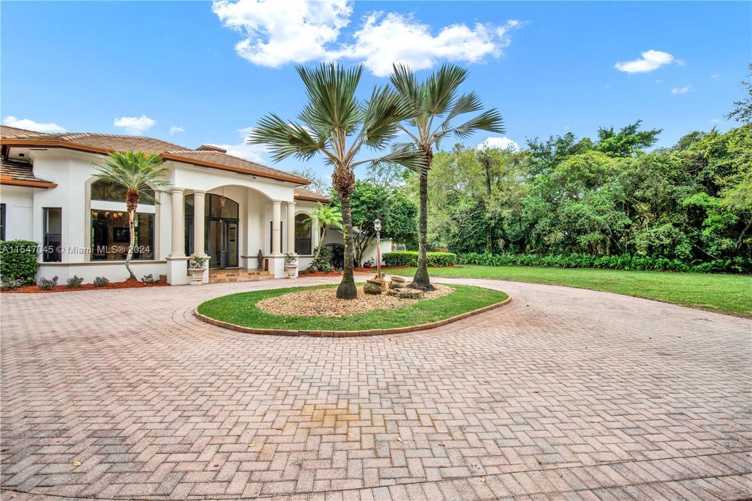 Recently Sold: $4,100,000 (5 beds, 4 baths, 4584 Square Feet)