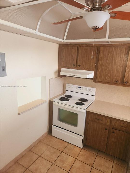 Active With Contract: $90,000 (1 beds, 1 baths, 640 Square Feet)