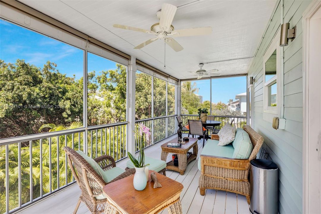 Recently Sold: $948,000 (2 beds, 2 baths, 1350 Square Feet)