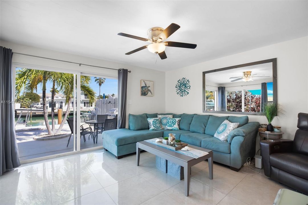 Active With Contract: $799,900 (2 beds, 2 baths, 960 Square Feet)