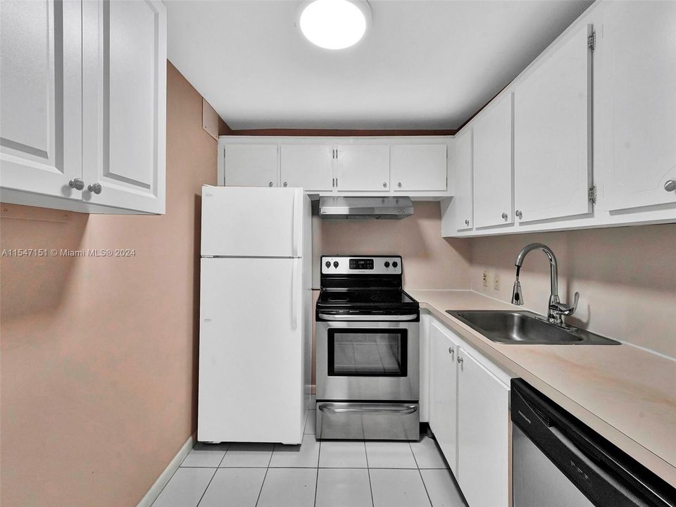 For Sale: $143,000 (1 beds, 1 baths, 720 Square Feet)