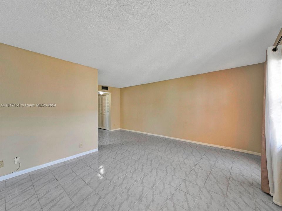 For Sale: $143,000 (1 beds, 1 baths, 720 Square Feet)