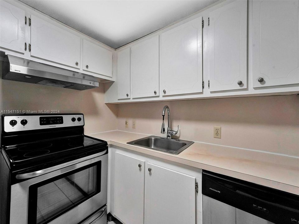 For Sale: $143,000 (1 beds, 1 baths, 720 Square Feet)