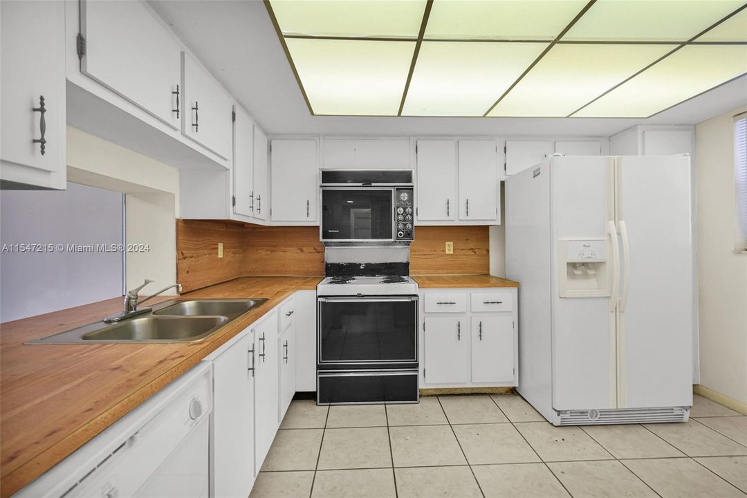 For Sale: $319,500 (2 beds, 2 baths, 1220 Square Feet)