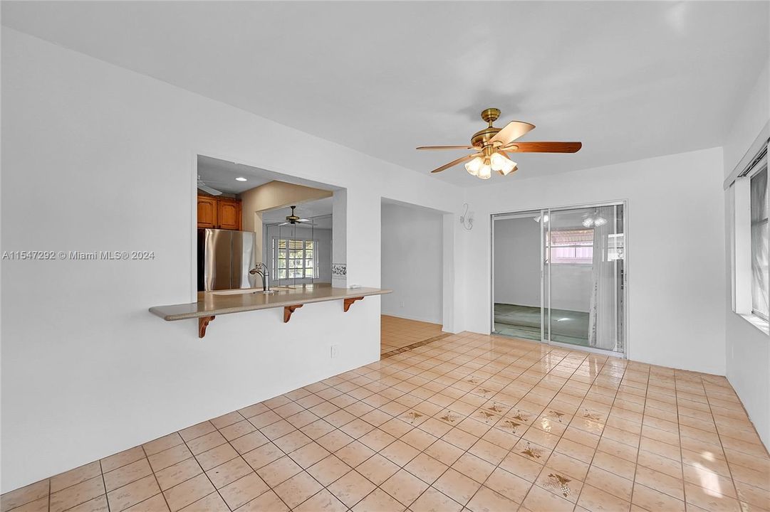 For Sale: $315,000 (2 beds, 1 baths, 1082 Square Feet)