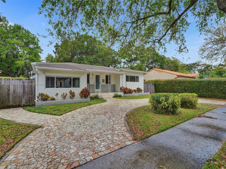 Active With Contract: $1,100,000 (3 beds, 2 baths, 1403 Square Feet)