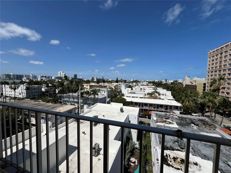 Active With Contract: $234,000 (1 beds, 1 baths, 717 Square Feet)