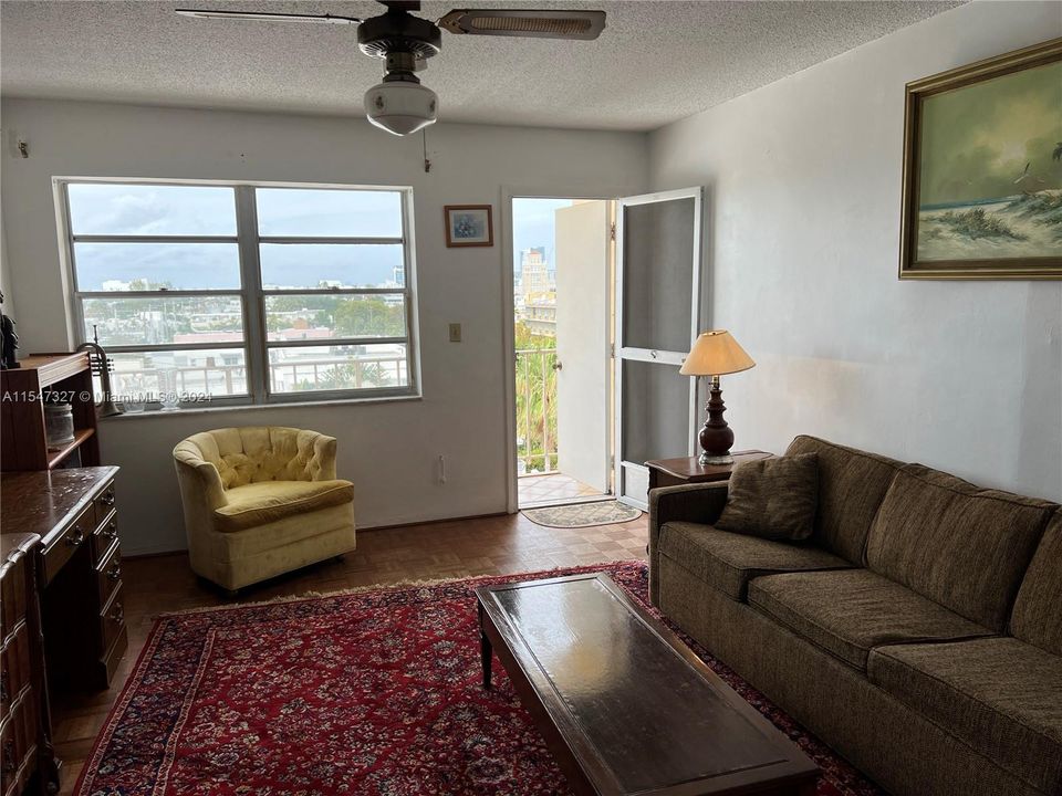 For Sale: $234,000 (1 beds, 1 baths, 717 Square Feet)