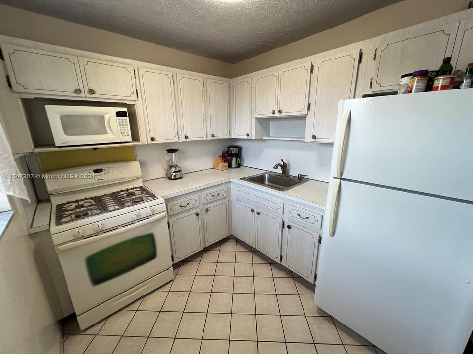 Active With Contract: $239,000 (1 beds, 1 baths, 717 Square Feet)