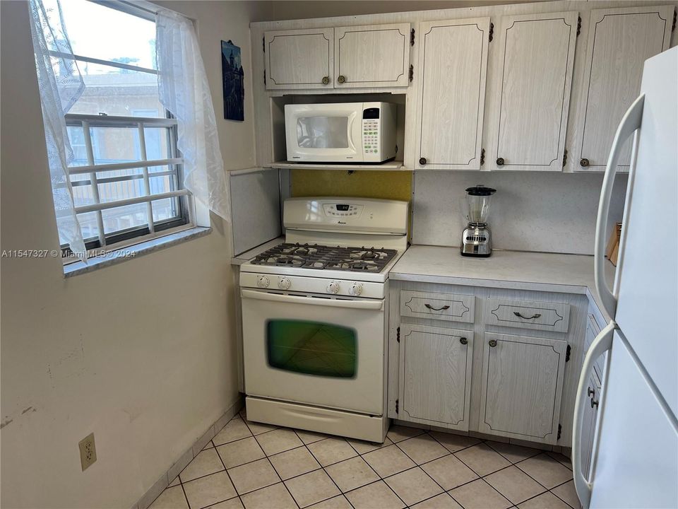 Active With Contract: $234,000 (1 beds, 1 baths, 717 Square Feet)