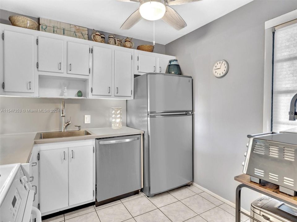 Active With Contract: $222,000 (1 beds, 1 baths, 741 Square Feet)