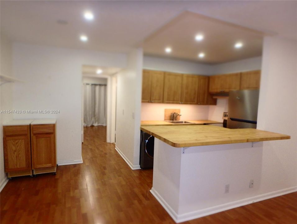 For Sale: $90,000 (1 beds, 1 baths, 570 Square Feet)