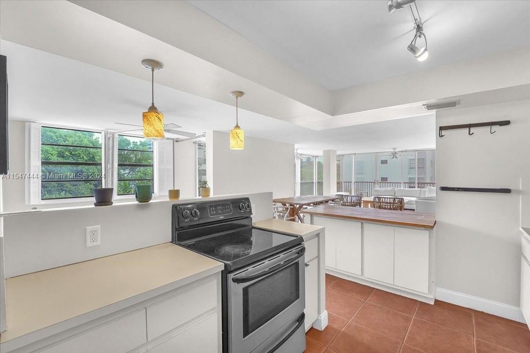 For Sale: $799,000 (2 beds, 2 baths, 1370 Square Feet)