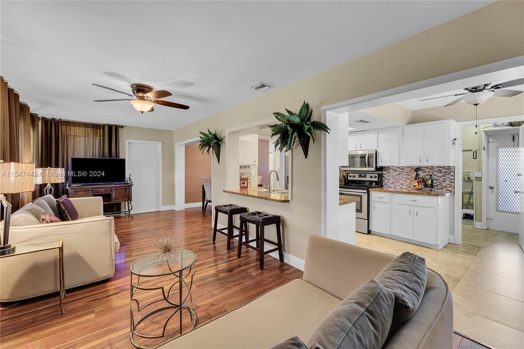 Active With Contract: $365,000 (2 beds, 2 baths, 1318 Square Feet)