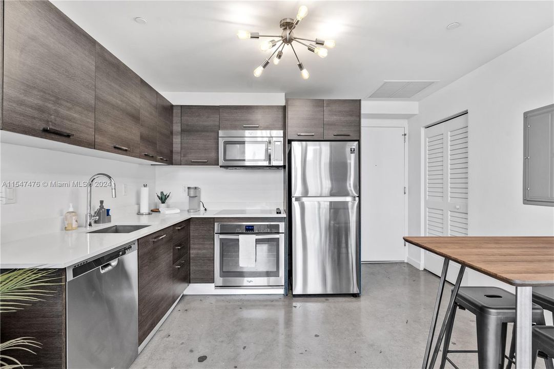 Active With Contract: $399,000 (1 beds, 1 baths, 533 Square Feet)