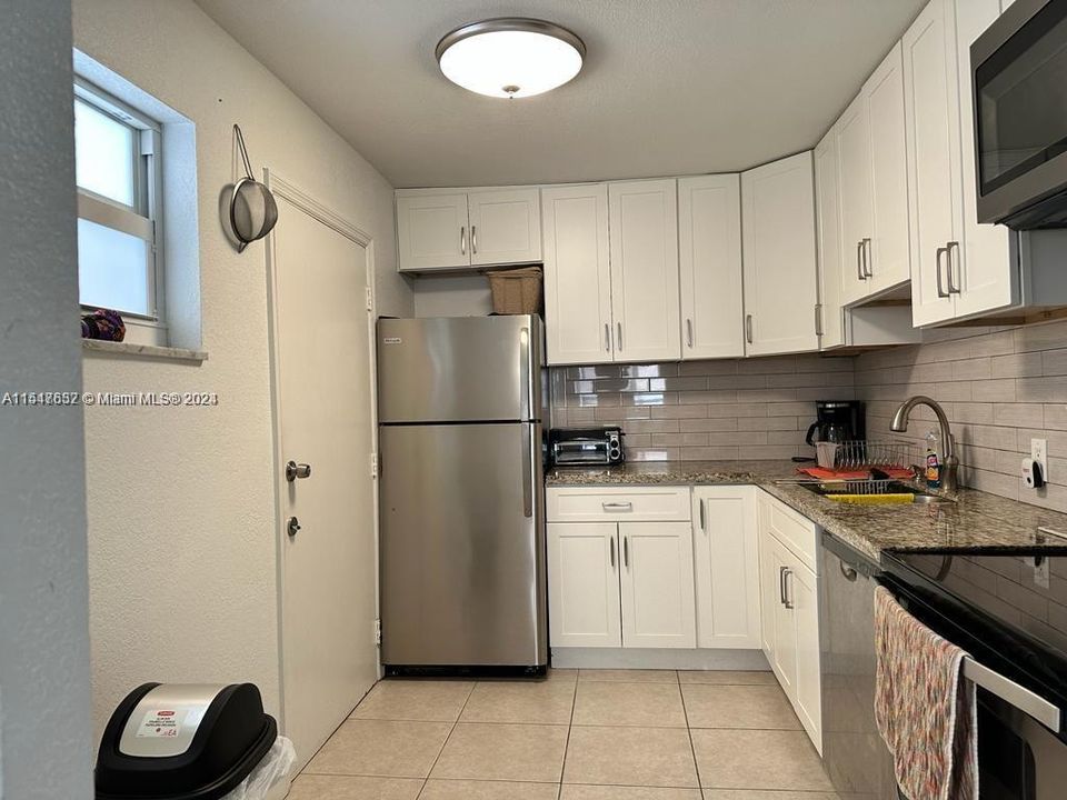 For Sale: $325,000 (1 beds, 1 baths, 786 Square Feet)