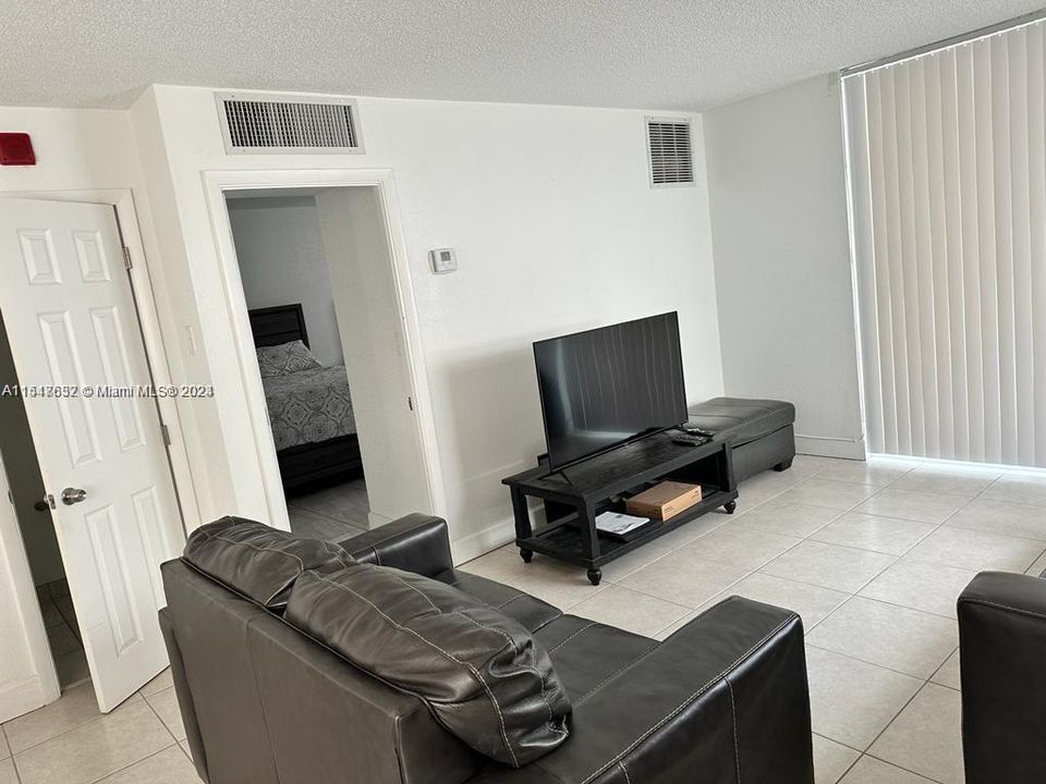 Active With Contract: $325,000 (1 beds, 1 baths, 786 Square Feet)