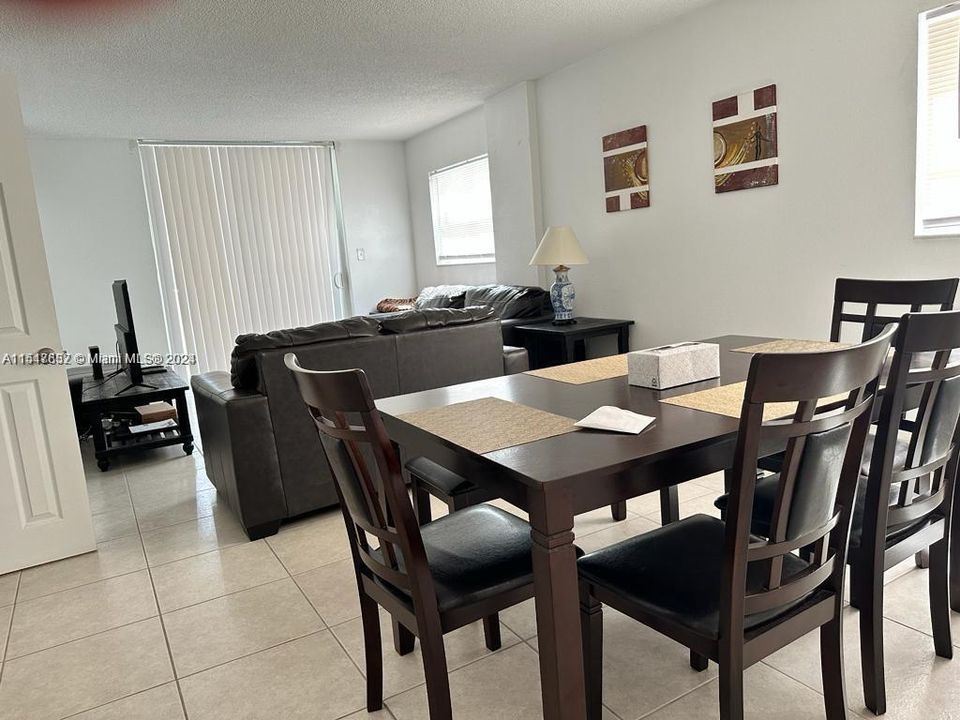 For Sale: $325,000 (1 beds, 1 baths, 786 Square Feet)