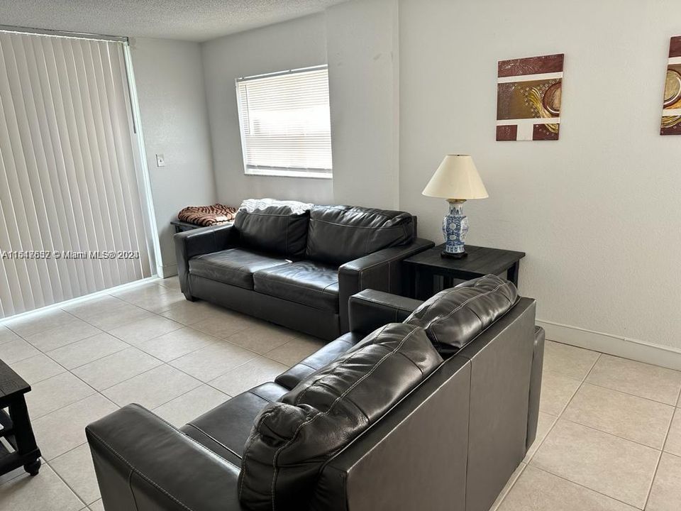 Active With Contract: $325,000 (1 beds, 1 baths, 786 Square Feet)