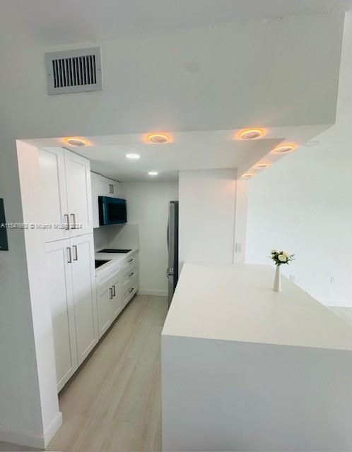 2 light options in kitchen