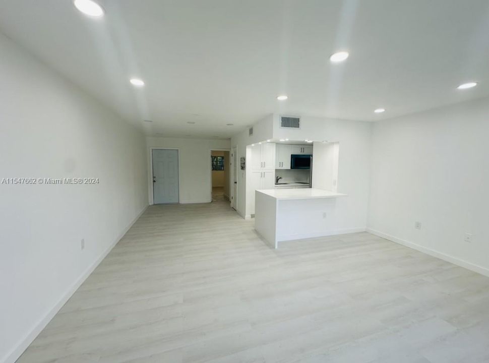 For Sale: $240,000 (1 beds, 1 baths, 635 Square Feet)