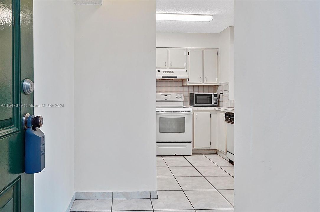 Active With Contract: $249,500 (2 beds, 1 baths, 791 Square Feet)