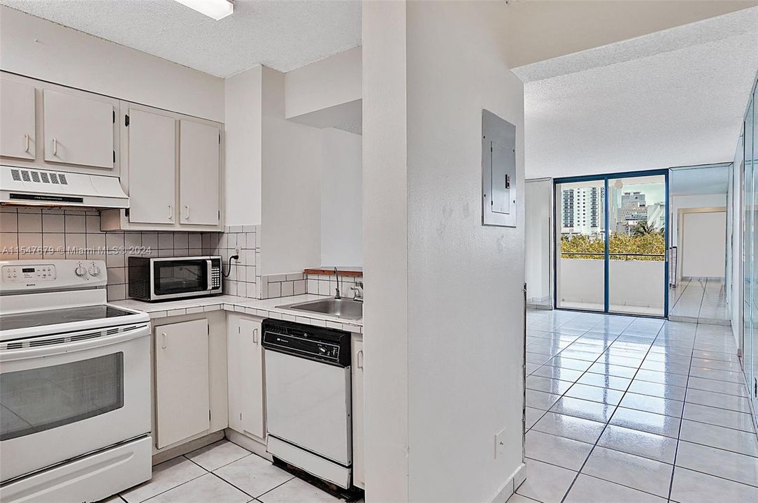 Active With Contract: $249,500 (2 beds, 1 baths, 791 Square Feet)
