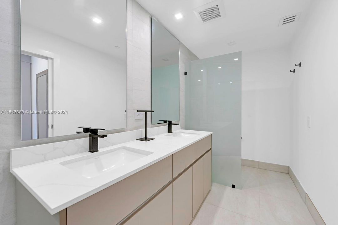 Recently Sold: $1,595,000 (2 beds, 2 baths, 1584 Square Feet)