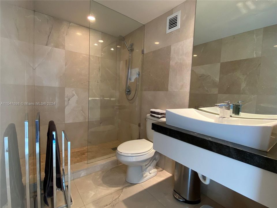 Recently Rented: $4,350 (2 beds, 2 baths, 1071 Square Feet)