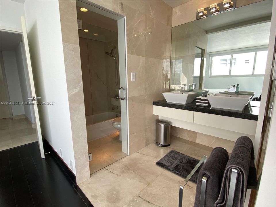 Recently Rented: $4,350 (2 beds, 2 baths, 1071 Square Feet)