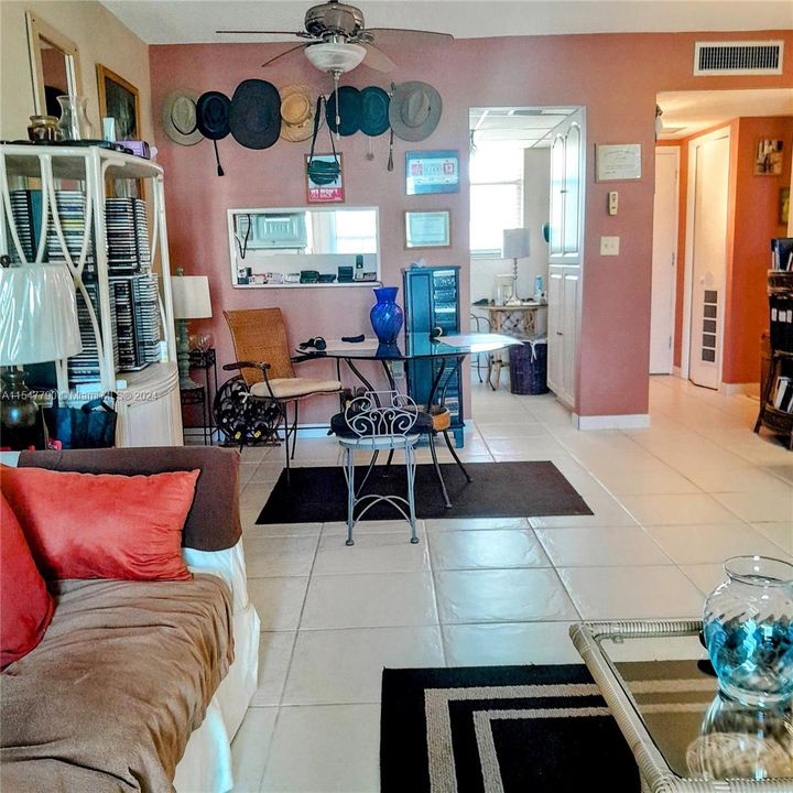 For Sale: $179,000 (1 beds, 1 baths, 768 Square Feet)