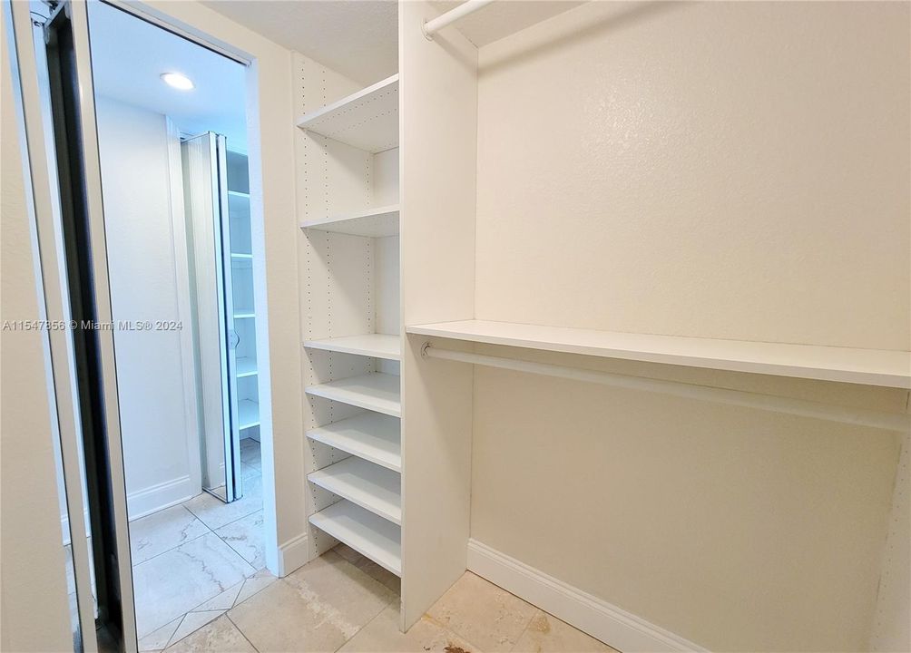 For Sale: $395,000 (1 beds, 1 baths, 890 Square Feet)