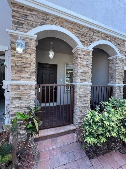 Recently Rented: $2,850 (4 beds, 2 baths, 1734 Square Feet)