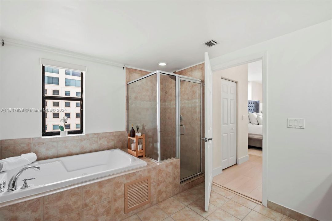 For Sale: $610,000 (2 beds, 2 baths, 1072 Square Feet)