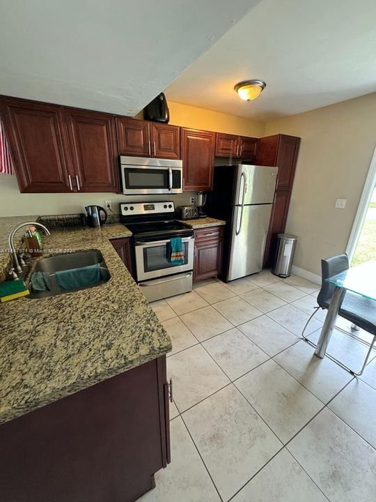 For Sale: $265,000 (2 beds, 1 baths, 782 Square Feet)