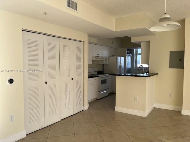 Recently Rented: $2,550 (2 beds, 2 baths, 979 Square Feet)