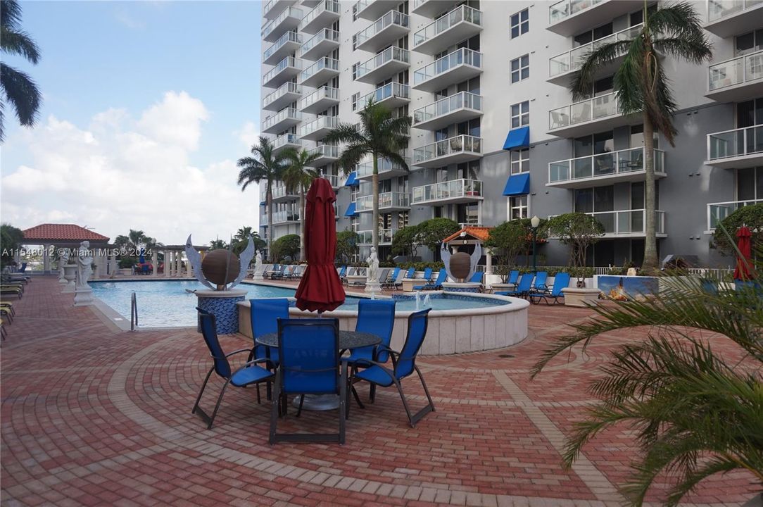 Recently Rented: $2,550 (2 beds, 2 baths, 979 Square Feet)