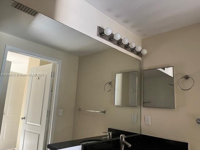 Recently Rented: $2,550 (2 beds, 2 baths, 979 Square Feet)