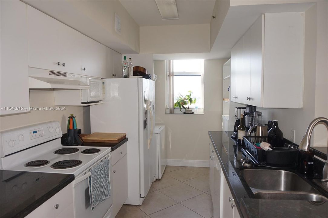 Recently Rented: $2,550 (2 beds, 2 baths, 979 Square Feet)