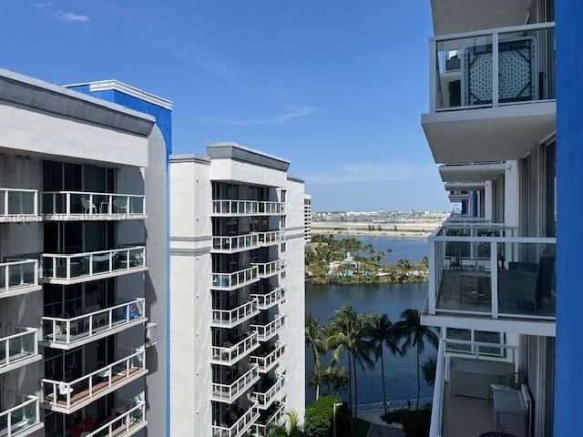 Recently Rented: $2,550 (2 beds, 2 baths, 979 Square Feet)