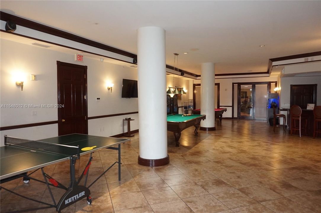 Recently Rented: $2,550 (2 beds, 2 baths, 979 Square Feet)