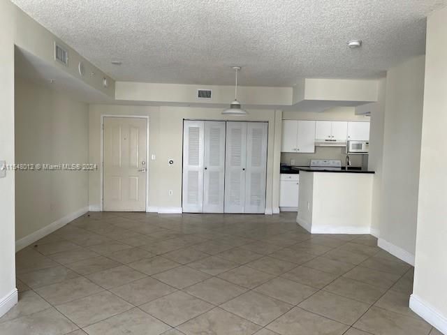 Recently Rented: $2,550 (2 beds, 2 baths, 979 Square Feet)