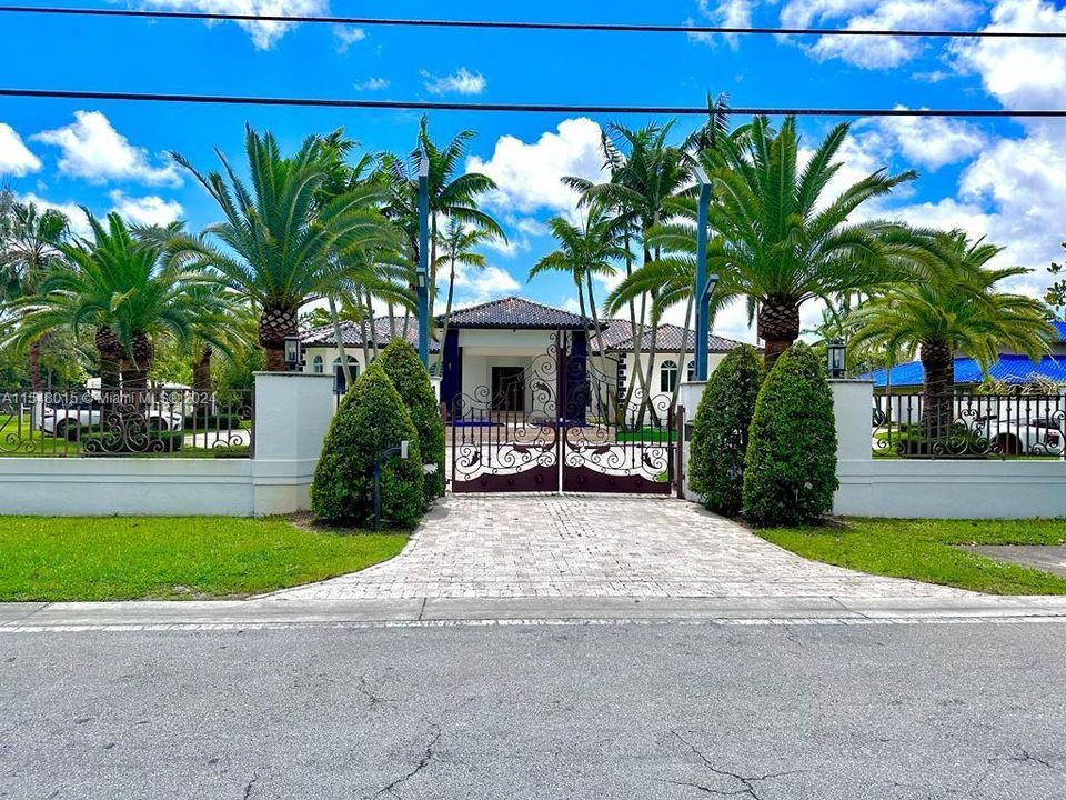 For Sale: $4,500,000 (4 beds, 4 baths, 4833 Square Feet)